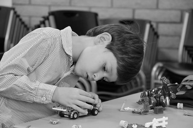 kid building legos